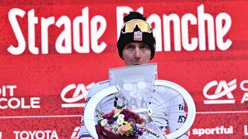 Tadej Pogacar, con su trofeo de ganador de la Strade Bianche 2024.