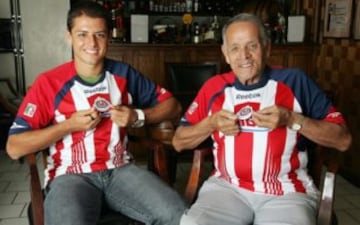 Javier Hernández 'Chicharito' y su abuelo Tomás Balcázar con la camiseta de Chivas. 