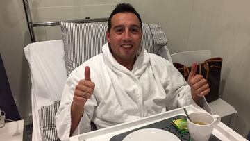 Santi Cazorla pasó por el quirófano para operarse el tendón plantar de su pie derecho.