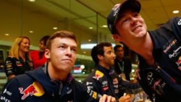 Kvyat posa con un aficionado que se va feliz con la foto dedicada por su &iacute;dolo, un piloto ruso que est&aacute; avanzando mucho.
 