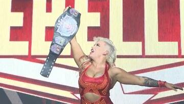 Taya Valkyrie festeja con el campeonato Reina de Reinas de la Triple A.