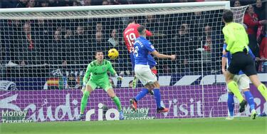 2-1. Centro de Marcos Llorente, desde la línea de fondo, y Álvaro Morata cabecea el balón superando a David Soria.