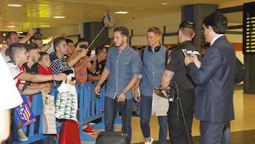 Cien personas recibieron al Atleti en Valencia: unas 60 en el aeropuerto (en la foto, Saúl y Torres) y 40, en su hotel, el SH Valencia.