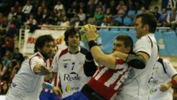 <b>GIGANTE. </b>La defensa del Ademar no pudo con Aguinagalde, que fue el mejor del partido.