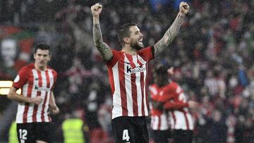 Iñigo Martínez celebra la victoria al Barça.