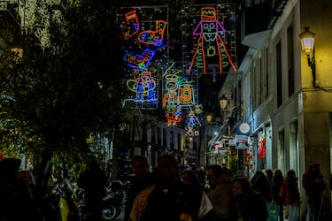 Madrid ilumina sus calles con más de 13 millones de luces LED en 240 puntos de la ciudad, destacando un árbol de 37 metros en Sol, un túnel luminoso en Gran Vía y un ángel gigante de 18 metros en Colón.