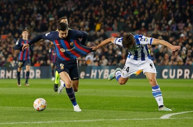 Robin Le Normand agarra con la mano derecha la camiseta de Robert Lewandowski.