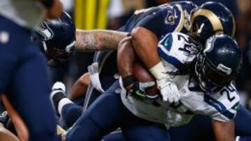 Marshawn Lynch no consiguió ganar la yarda que su equipo necesitaba para seguir vivo en la prórroga.