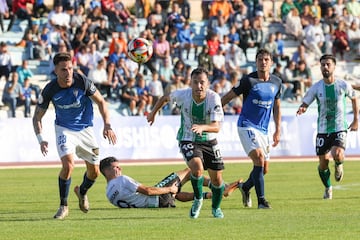 Ale Marín persigue un balón ante el San Fernando. Detrás, con el '10'' Chema Núñez.