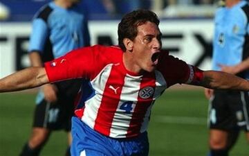 21°. Carlos Gamarra (47 años, retirado) disputó 110 partidos por Paraguay.