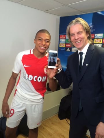 Mbappé, durante su etapa en el Mónaco, enseña la fotografía que se realizó con Cristiano Ronaldo.