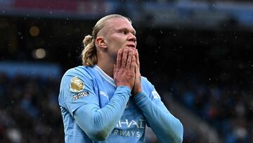 Manchester City's Norwegian striker #09 Erling Haaland reacts after hitting the post during the English Premier League football match between Manchester City and Bournemouth at the Etihad Stadium in Manchester, north west England, on November 4, 2023. (Photo by Paul ELLIS / AFP) / RESTRICTED TO EDITORIAL USE. No use with unauthorized audio, video, data, fixture lists, club/league logos or 'live' services. Online in-match use limited to 120 images. An additional 40 images may be used in extra time. No video emulation. Social media in-match use limited to 120 images. An additional 40 images may be used in extra time. No use in betting publications, games or single club/league/player publications. / 