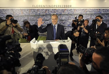 En 2009, Florentino Pérez regresó a la presidencia del Real Madrid con una ambiciosa nueva era galáctica. Fichó a Cristiano Ronaldo, Kaká, Benzema y Xabi Alonso, revolucionando el mercado. Prometió reconstruir el club tras años sin títulos europeos. La inversión superó los 250 millones de euros, marcando un nuevo récord. Comenzaba así el proyecto que devolvería al Madrid a la cima del fútbol mundial.