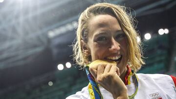 Mireia Belmonte muerde la medalla de oro obtenida en la prueba de los 200 metros mariposa de los Juegos Ol&iacute;mpicos de R&iacute;o.