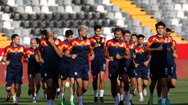 Los jugadores de la selecci¨®n de Andorra participan en el entrenamiento de este martes en el Estadio Nuevo Vivero en Badajoz, en la v¨ªspera del encuentro amistoso ante la selecci¨®n espa?ola.