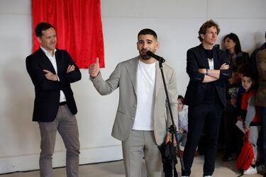 Ilia Topuria inaugura la rehabilitación del Pabellón - Gimnasio Municipal San Lázaro acompañado por el alcalde de la ciudad, Carlos Velázquez Romo. 