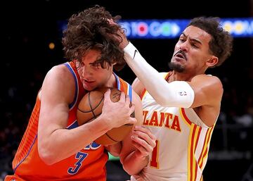 Los Atlanta Hawks ganaron a los Oklahoma City Thunder (113-101) en la madrugada del lunes. En el partido se dio esta curiosa escena: a Trae Young, estrella de los Hawks, se le enreda la mano en el pelo del rookie australiano Josh Giddey, una de las sorpresas de la temporada, al intentar robarle el balón. Ventajas de tener una buena melena.