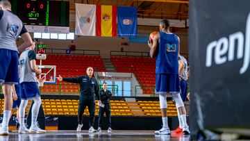 Sergio Scariolo dirige un entrenamiento de la Selección española de baloncesto en Ourense.