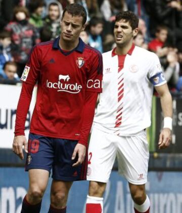 El jugador de Osasuna Oriol Riera se lamenta tras perder por dos goles a uno al término del encuentro que disputaron frente al Sevilla.