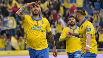 GRA222. LAS PALMAS DE GRAN CANARIA, 05/03/17.- El delantero croata de la UD Las Palmas Marko Livaja (i) celebra tras marcar el segundo gol ante Osasuna, durante el partido de Liga en Primera División disputado esta tarde en el estadio de Gran Canaria, de Las Palmas. EFE/Ángel Medina