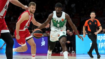 Olympiacos' Thomas Walkup (R) and Zalgiris' Sylvain Francisco (L) in action during the Euroleague basketball match between Olympiacos Piraeus and Zalgiris Kaunas, in Piraeus, Greece, 12 November 2025.