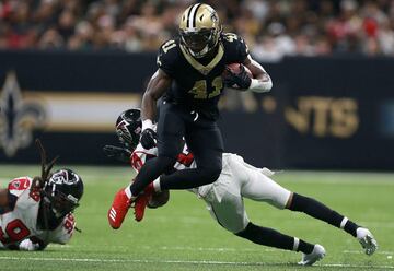 En cualquier otra temporada, los running backs Kareem Hunt (Chiefs), Alvin Kamara (Saints) y Leonard Fournette, podr赤an haber ganado el premio al Novato del A?o sin ning迆n problema. Este a?o, si hay un problema. Los tres tienen m谷ritos suficientes y solo hay un premio. Hunt empez車 la campa?a con el pie izquierdo, soltando el bal車n en su primer acarreo como profesional. Vaya forma de compensar ese error. Es tercero de la NFL en yardas totales con 1,747 solo detr芍s de dos m芍quinas como Todd Gurley y Le*Veon Bell, es segundo en yardas terrestres con 1,292 y s谷ptimo en la NFL con 10 touchdowns totales. Nada mal. Kamara no se queda atr芍s, o incluso podr赤a estar delante de 谷l, todo depende del cristal con que se mire. Los Saints retomaron el protagonismo en gran parte gracias a la dupla que ha hecho Kamara con Mark Ingram en el backfield. Y Sean Payton le ha sacado todo el jugo posible a su selecci車n de tercera ronda. Es octavo en yardas totales, 684 por tierra y 742 por aire, es tercero _ empatado con Ingram _ con 12 touchdowns y encabeza a la NFL en yardas por acarreo con 6.2. Fournette es un back mucho m芍s convencional. Un potente corredor de norte a sur, un excelente bloqueador en jugadas de pase y parte vital de la transformaci車n de Blake Bortles como pasador y de los Jaguars en su primer viaje a playoffs desde 2007. Tiene 971 yardas por tierra, 235 por aire, 10 touchdowns y un juego de 181 yardas terrestres. ?Con cu芍l se quedan?
