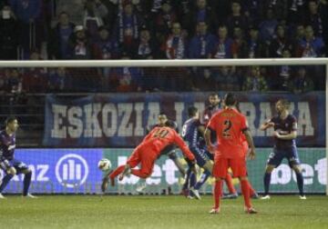 El delantero argentino del FC Barcelona Lionel Messi marca de cabeza el segundo gol ante el Eibar durante el partido de la vigésima séptima jornada de liga de Primera División