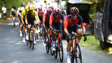 Egan Bernal y Daniel Martínez llegaron con el pelotón en la etapa 12 del Tour de Francia 2023.