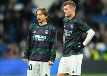 Modric y Kroos calientan sobre el césped del Bernabéu.