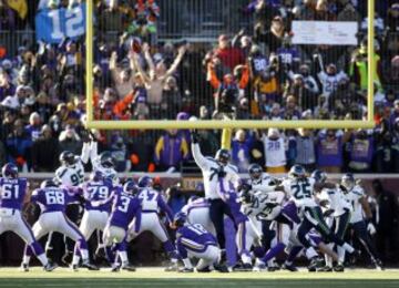 En esta fotografía podemos ver el momento preciso en que Blair Walsh falla el FG que hubiera dado el triunfo y el pase a la siguiente ronda a los Vikings. Los nervios, el frio, los cordajes del balón hacia fuera... Cientos de escusas se pueden poner, pero lo único que importa es que la temporada de los Vikings se terminó debido a esa jugada.