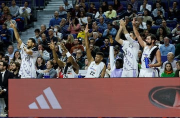 El banquillo del Madrid celebra un acierto del equipo.