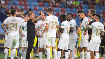 Francisco da órdenes a sus jugadores.