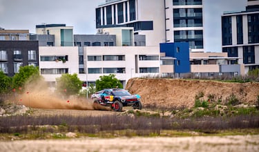 La cuenta atrás para que Madrid reciba a la Fórmula 1 se ha inaugurado de manera oficial con las obras para dar forma a Madring, el circuito en el que se competirá a partir de 2026. Carlos Sainz lo puso a prueba con su Ford Raptor del Rally Dakar en una jornada organizada por Red Bull y con Pepe Martí, piloto de F2, e Isabel Díaz Ayuso de copilotos.