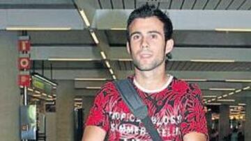 <b>FICHAJE. </b>El ex defensa rojiblanco tras el aterrizaje en el aeropuerto de Son Sant Joan.