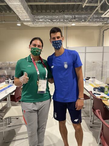 La medallista, Alejandra Valencia, también aprovechó para retratarse con Novak Djokovic