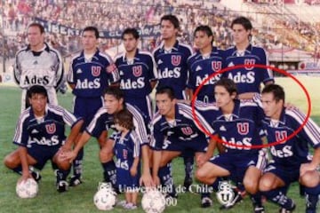 Sebastián Pardo (izquierda del círculo rojo) prometía ser el conductor de la selección chilena. Tuvo una respetable carrera, pero en la U siempre esperaron más del zurdo.
Jorge Guzmán, el Maravilla, apareció justo después de Marcelo Salas y ese fue un peso en su carrera. Nunca pudo ser el relevo del Matador en la U y buscó otros horizontes.