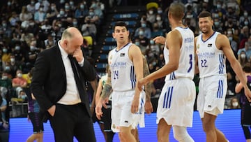 Gabriel Deck, entre Pablo Laso, Anthony Randolph y Edy Tavares.