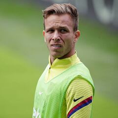 Arthur protagonista en la sesión del Barça con charla con el equipo incluida