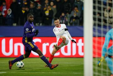 Pablo Sarabia con Jean-Claude Billong.