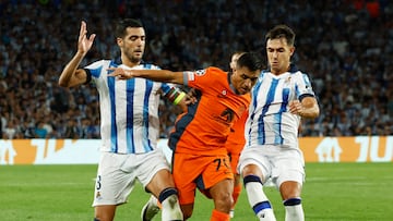 Soccer Football - Champions League - Group D - Real Sociedad v Inter Milan - Reale Arena, San Sebastian, Spain - September 20, 2023 Inter Milan's Alexis Sanchez in action with Real Sociedad's Mikel Merino and Martin Zubimendi REUTERS/Vincent West