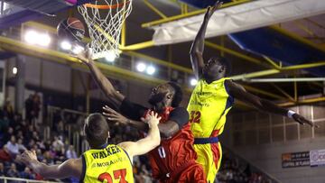 GRAF8770. FUENLABRADA (MADRID), 27/01/2018.- El pivot inglés del Montakit Fuenlabrada Gabe Olaseni (c) entra a canasta ante al pivot francés del Morabanc Andorra Landing Sané (d) en partido de la liga Endesa que se disputa esta noche