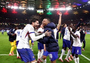 Theo Hernández  y Kylian Mbappé celebran el pase a semifinales de la selección francesa.