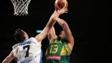 Batista intenta anotar sobre Calfani durante el partido entre Brasil y Uruguay en la jornada inaugural del FIBA Américas.