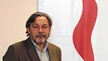 <B>ADIÓS.</B> Eduardo Ayuso, junto al anagrama olímpico de Madrid.