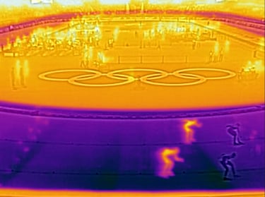 Dos atletas compiten durante la final femenina de patinaje de velocidad de 500 metros. (Se utilizó una cámara termográfica para crear esta imagen).