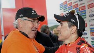<b>EMOCIONADO. </b>Enrique Antón felicita a su hijo Igor por su victoria y liderato en la Vuelta a España.