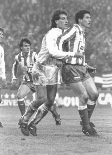 (1989/1990) Partido de Primera División entre el Atlético de Madrid y el Valencia BALTAZAR MARCADO POR VORO