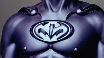 El creador de los trajes de Batman con pezones justifica su polémico diseño