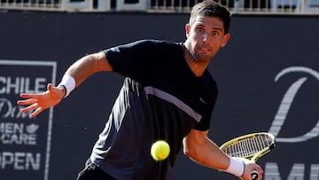 Federico Delbonis devuelve una bola durante su partido ante Facundo Bagnisen el Chile Dove Men+Care Open de Santiago.