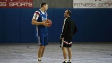 Chus Mateo, junto a Jonas Maciulis en un entrenamiento del Real Madrid.